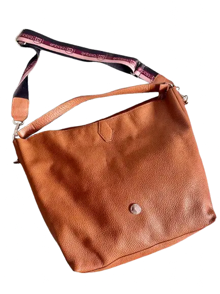 Cartera tipo bandolera de cuero marrón con correa ajustable y cierre. Ideal para uso diario.
