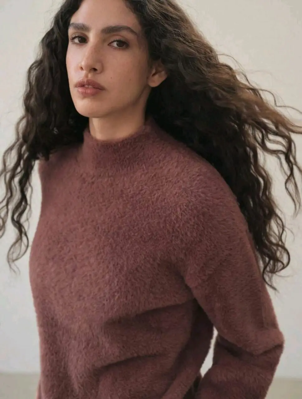 Sweater de cuello alto en tono marrón, ideal para un look casual y abrigado. Perfecto para combinar con pantalones de vestir o jeans.