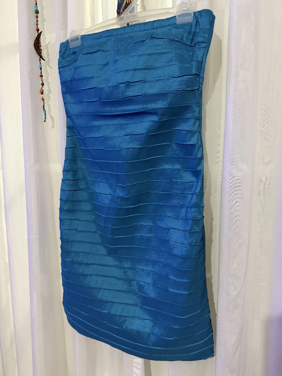 Vestido strapless azul con diseño plisado horizontal. Ideal para fiestas y eventos especiales. Un básico elegante y versátil para tu guardarropa.