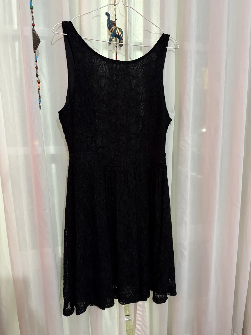 Vestido mini negro de encaje, ideal para fiesta o salida. Diseño con espalda descubierta y detalle de cruces.