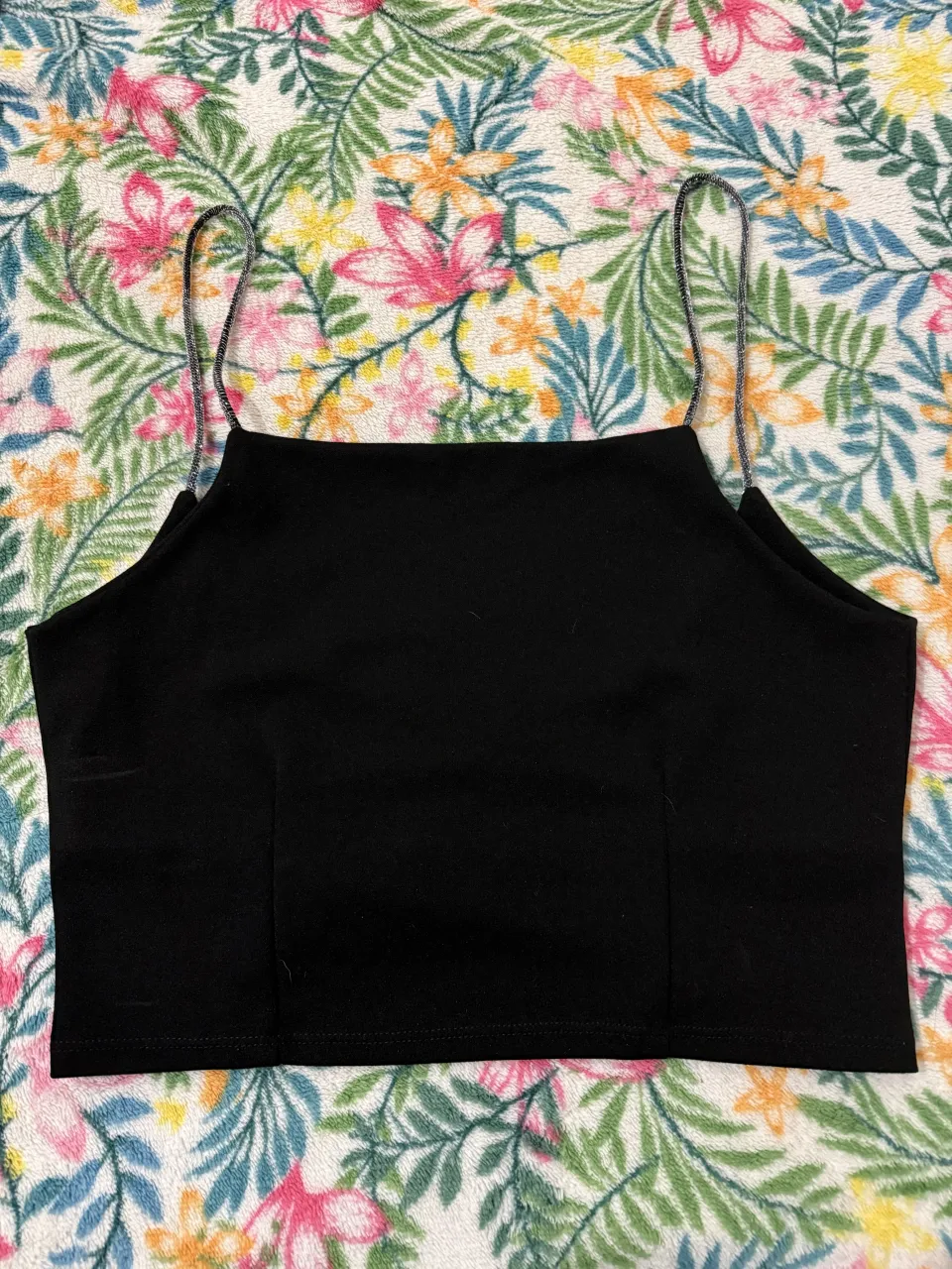 Top negro de breteles finos y escote cuadrado. Ideal para un look casual o para salir.