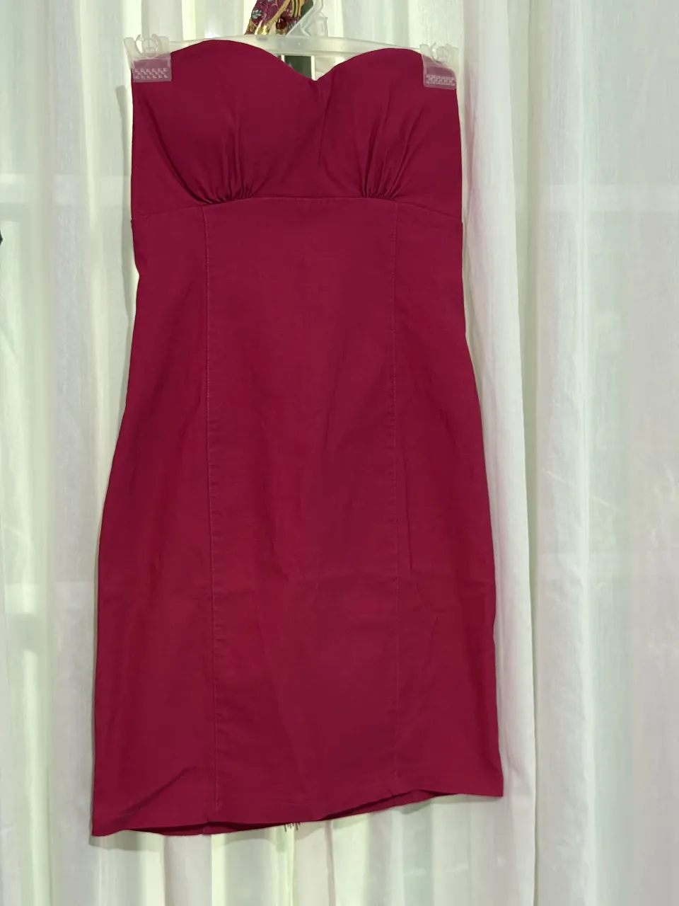 Vestido strapless rojo, ideal para una fiesta o evento especial. Diseño ajustado y elegante.