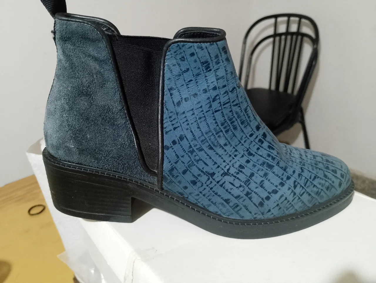Botines de mujer en color azul, con diseño texturizado y detalles en negro. Ideales para un look casual y moderno.