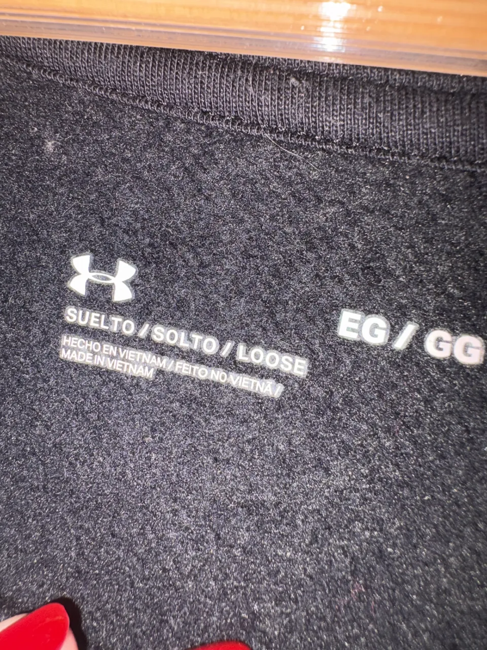 Buzo de algodón súper cómodo y canchero, ideal para el día a día. Su diseño moderno y su corte relajado lo hacen perfecto para combinar con jeans o calzas. ¡Un básico que no te puede faltar!