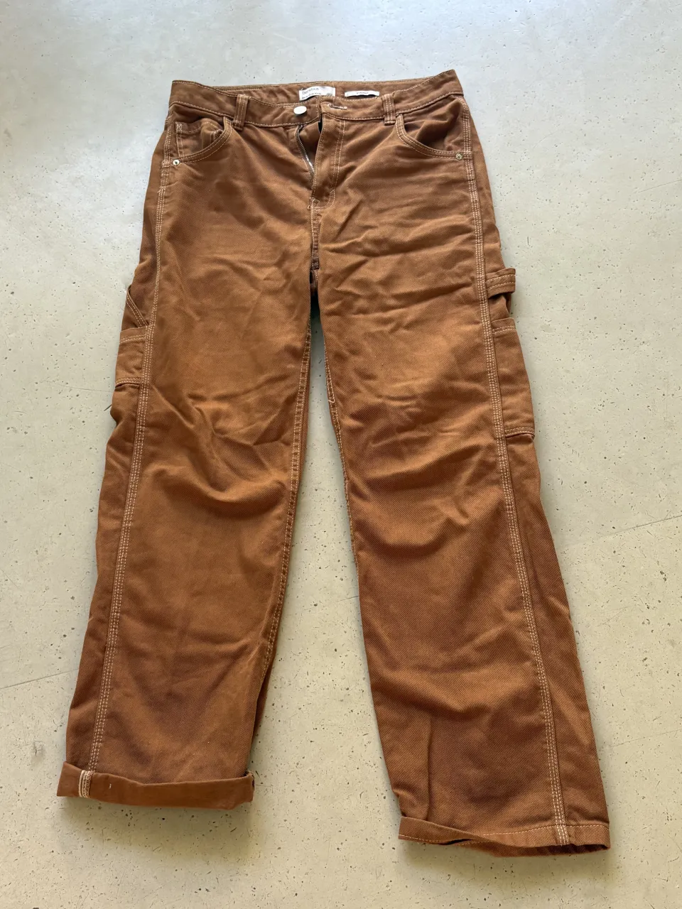 Pantalón cargo de pana color marrón, tiro medio, con bolsillos utilitarios y costuras a la vista. Un básico canchero para tu día a día.