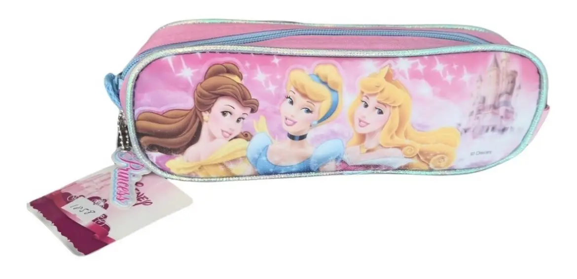 ¡Lleva la magia de Disney contigo! Este estuche rosa con las princesas Belle, Cenicienta y Aurora es perfecto para guardar tus lápices y útiles escolares. ¡Un accesorio encantador y práctico!