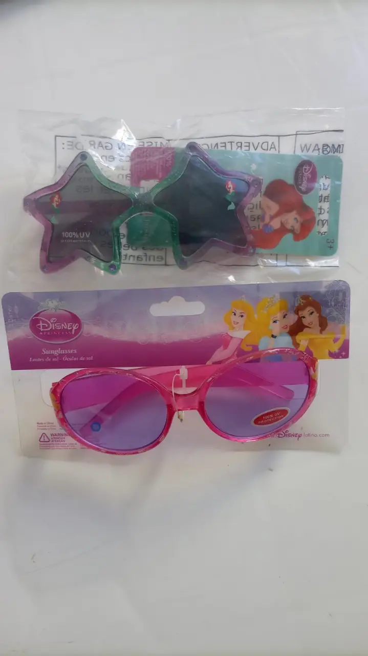 Anteojos de sol para niñas con diseño de princesas Disney. Incluyen protección UV y vienen en forma de estrella.