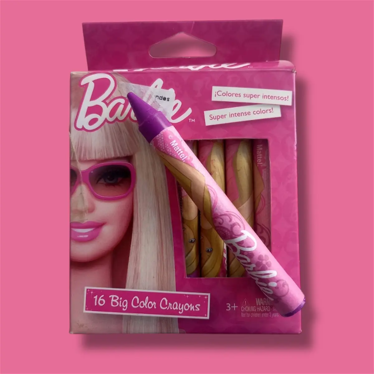 Set de crayones Barbie, ideal para niños. Contiene 16 crayones de colores intensos. Producto original de Mattel.