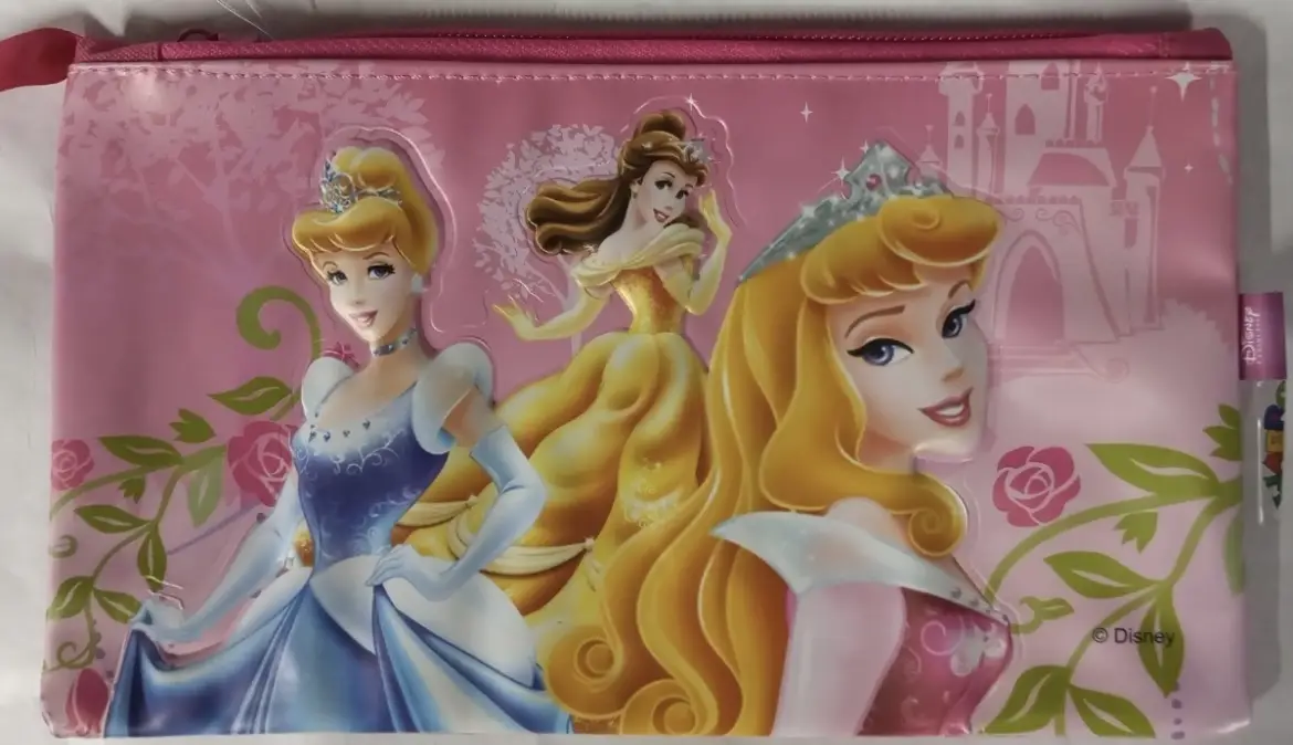 Cartuchera de Princesas Disney, ideal para guardar útiles escolares. Diseño con imágenes de Cenicienta, Bella y Aurora.