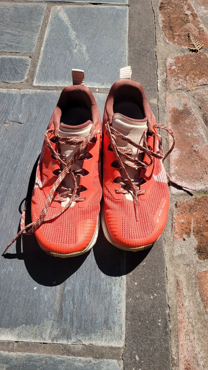 Zapatillas deportivas color naranja con cordones y detalles en blanco y marrón. Suela de goma con buen agarre.