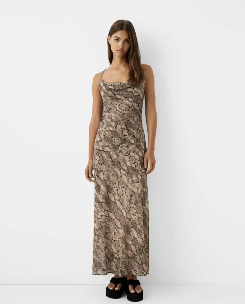 Vestido largo de mujer con estampado de serpiente, escote drapeado y espalda descubierta. Ideal para una fiesta o salida nocturna. Solo tiene 1 uso, está impecable sin detalles!