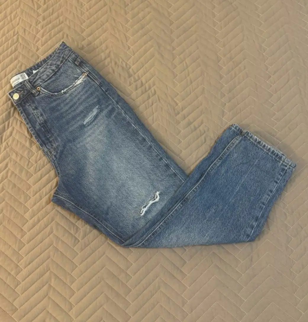 Jeans recto de mujer Stradivarius, tiro alto, con roturas. Talle 40. no tiene ni un solo detalle. está nuevo solo tiene 1 solo uso! medidas con la prenda apoyada sobre una superficie plana: cintura: 39cm. cadera 53cm. tiro 34cm. largo 97cm. 