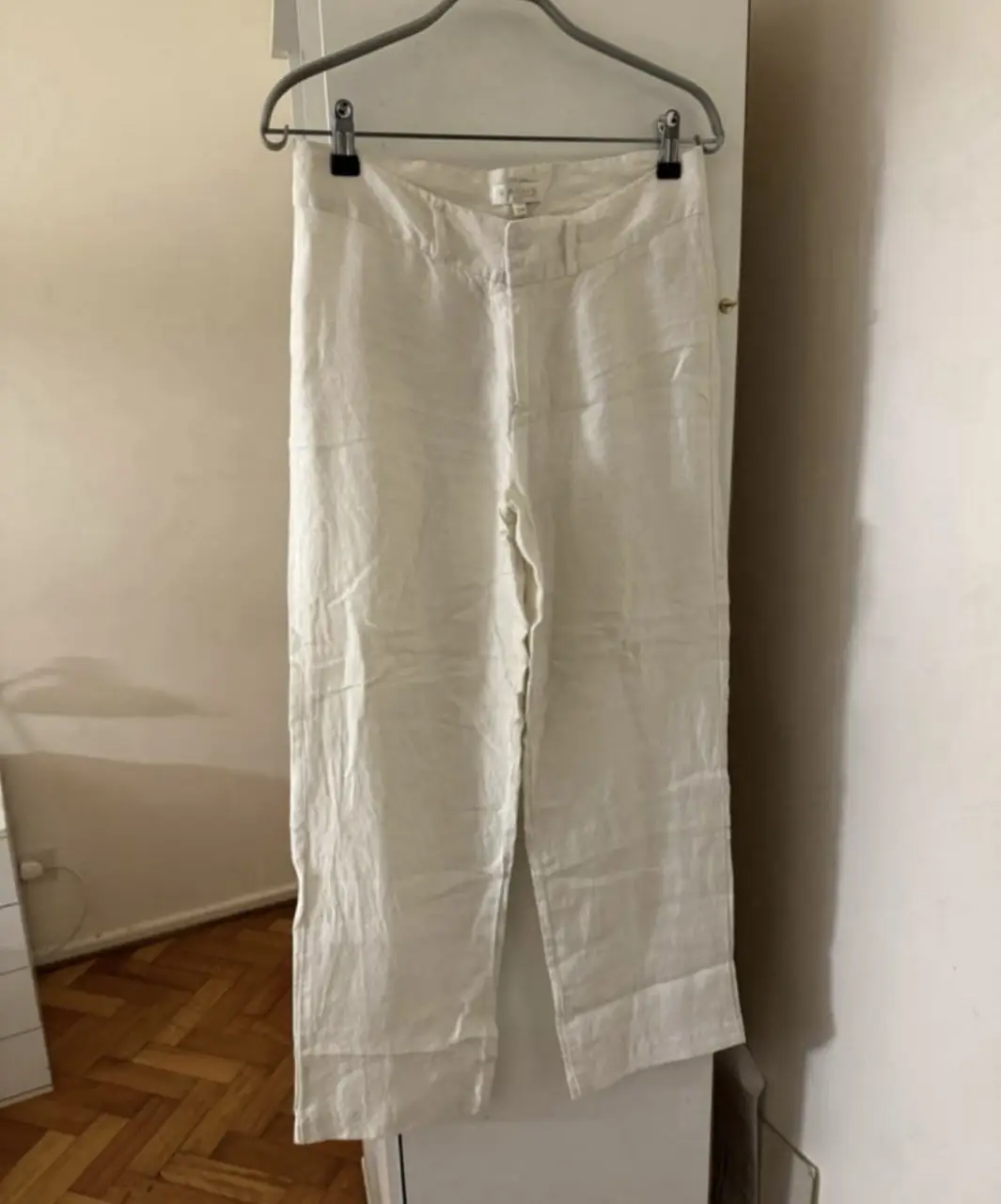 Pantalón sastrero de lino blanco 100%(ver composición en la última imagen), tiro bajo y corte recto. Ideal para un look fresco y elegante. NUEVO SIN NI UN USO es para un talle 36