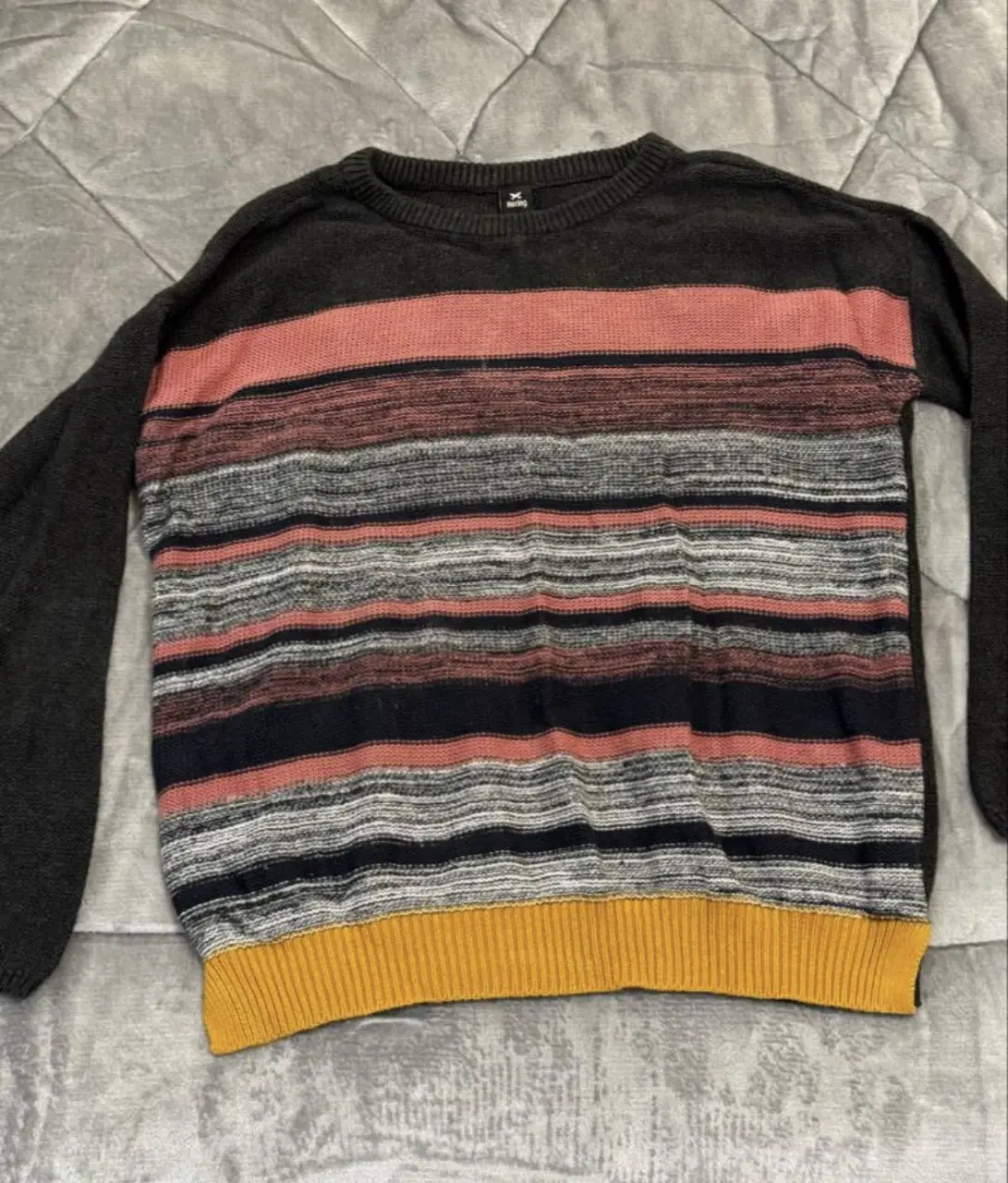 Sweater a rayas, con cuello redondo y detalles en amarillo en el borde inferior. Marca Hering, talle M. Ideal para el invierno 