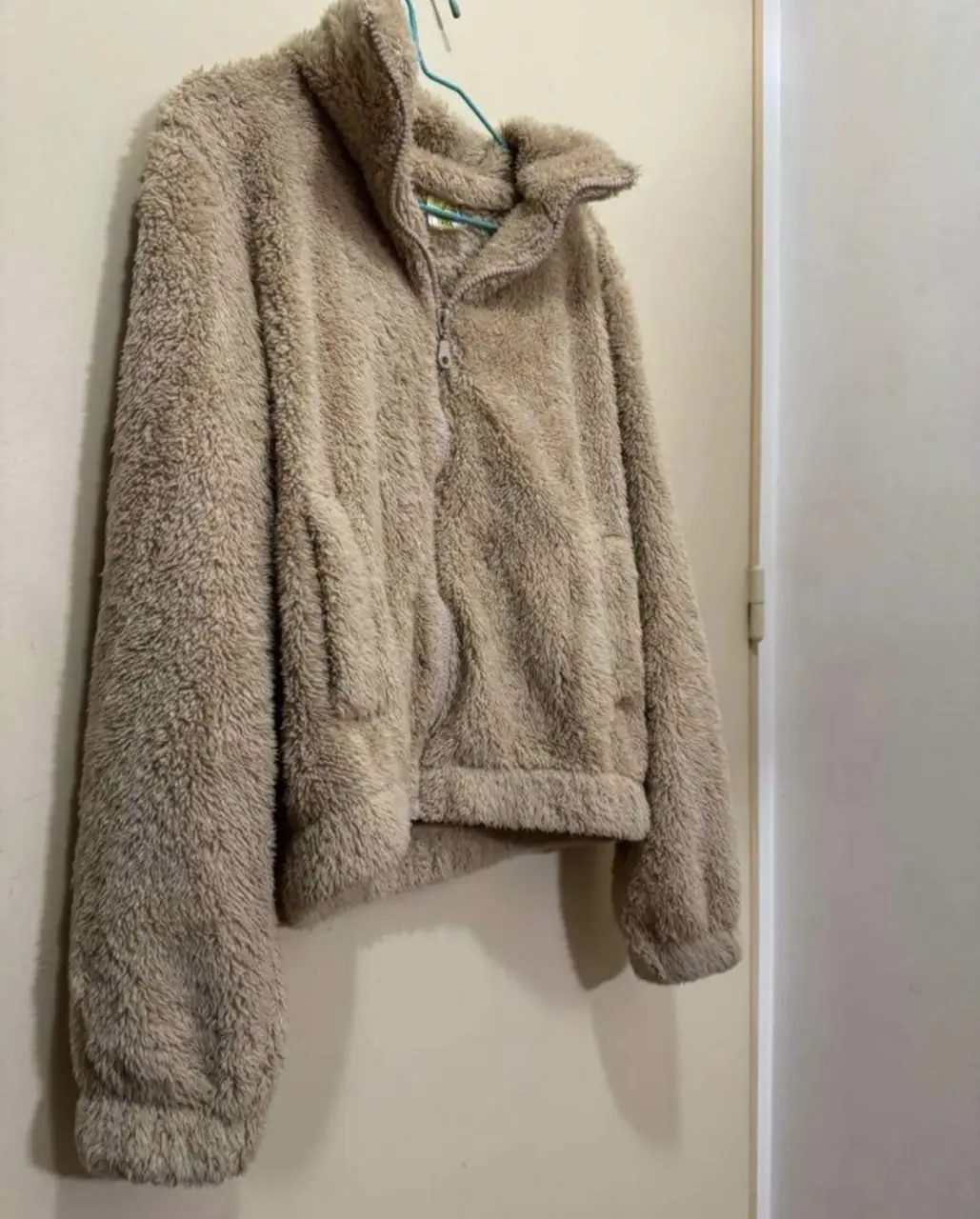 Campera de abrigo de peluche, con cierre y bolsillos. Ideal para el invierno, super abrigada y canchera.
