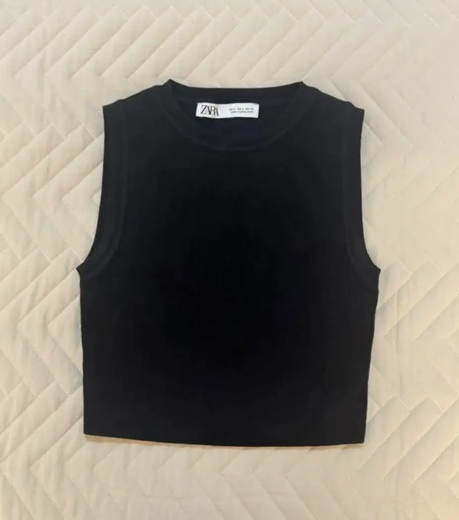 Top Punto Zara. Musculosa negra de corte crop, ideal para un look casual y moderno. Confeccionada en tejido suave y cómodo, perfecta para combinar con jeans o shorts. talle S