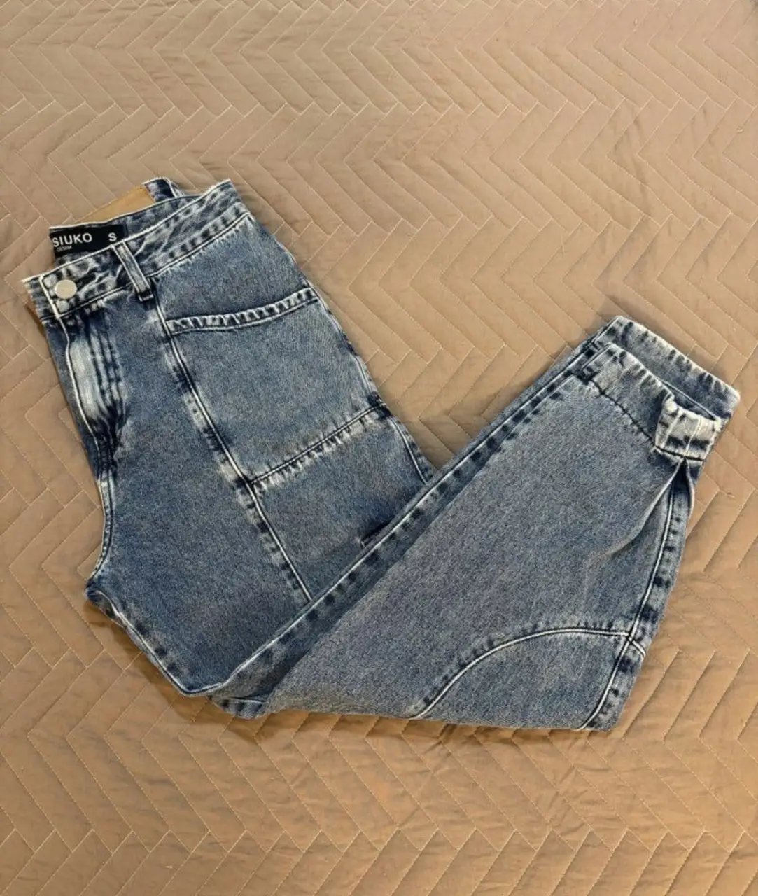 Jeans de mujer Kosiuko, tiro alto, con bolsillos cargo y detalles de costura. Talle S.