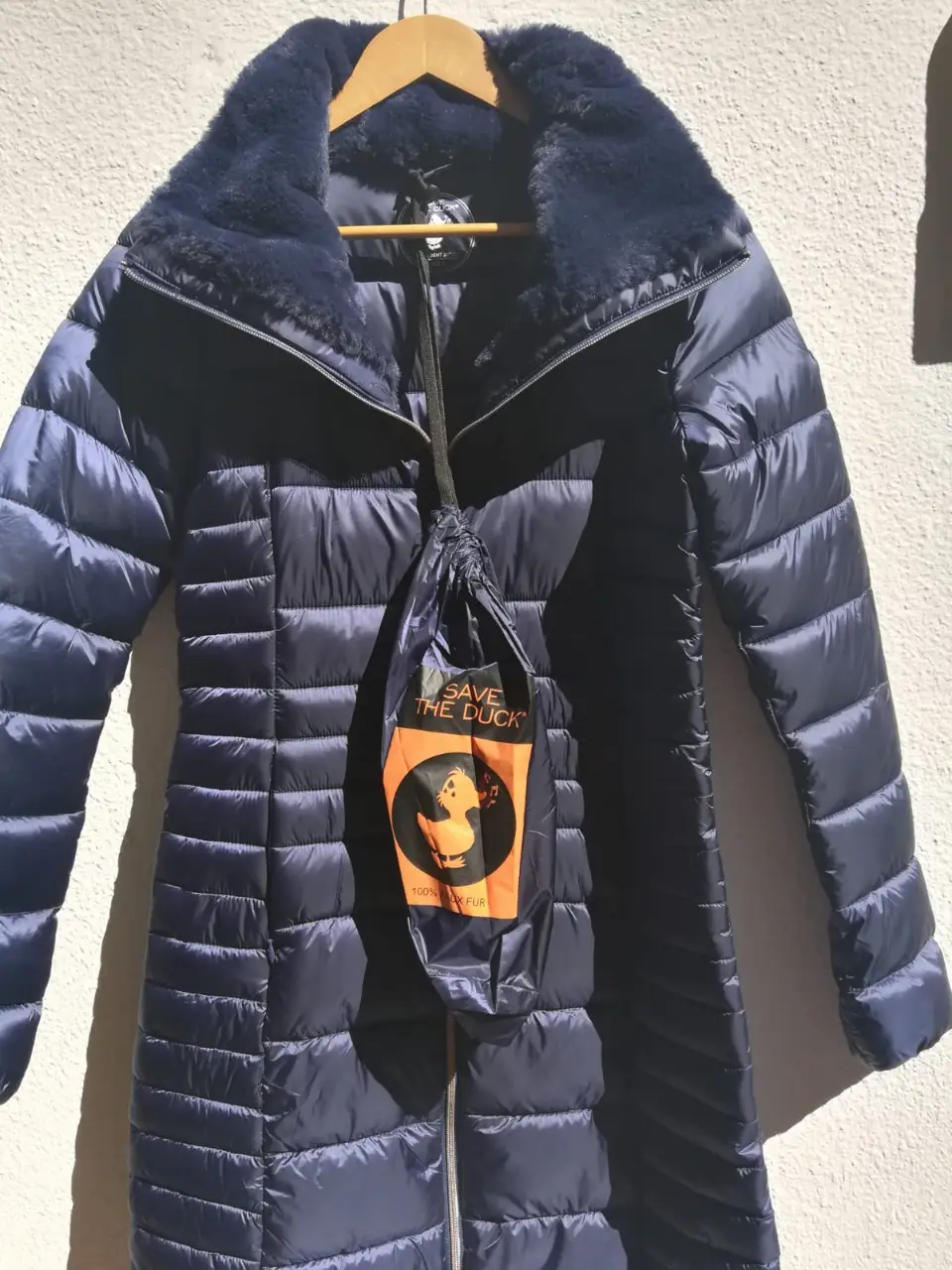 Campera de pluma Save The Duck azul marino con cuello de piel sintética. Ideal para el invierno, abrigada y con cierre. Bien larga y de excelente calidad. Talle S. Sin uso. Original traída de Italia.