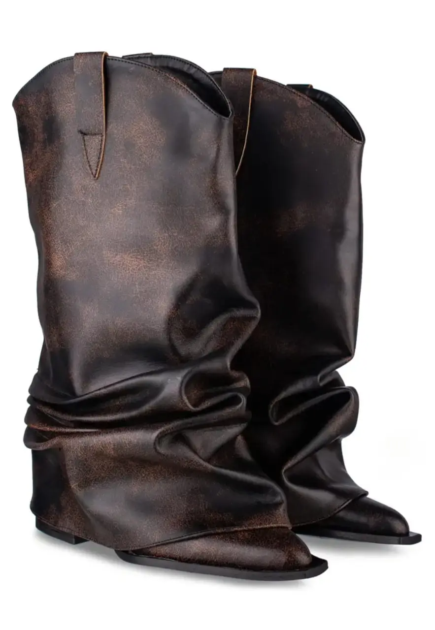 Botas de caña alta de cuero con efecto envejecido. Diseño arrugado y estilo cowboy. Ideales para un look audaz y moderno. 4 veces de uso, en excelente estado. Taco de 8cm