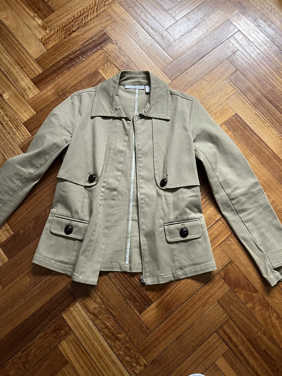 Campera de mujer color crudo, con cierre y bolsillos. Ideal para un look casual y moderno.