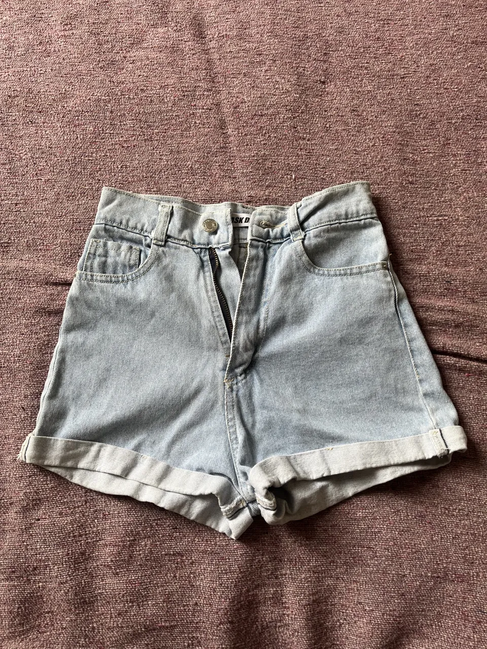 Shorts de jean súper tiro alto, color celeste claro, con dobladillos en los bordes inferiores. Cierre con botón y cierre. El talle dice 36 pero no me fue 🥲 y nunca lo pude usar será mas para un talle 32.