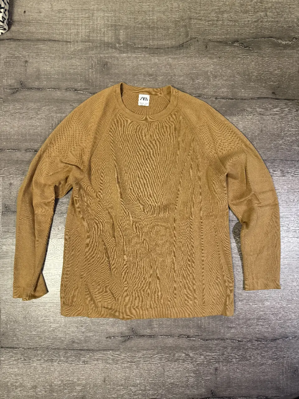 Sweater de hombre color marrón/mostaza, de la marca Zara. Talle L. En perfecto estado. Ideal para un look casual y abrigado.
