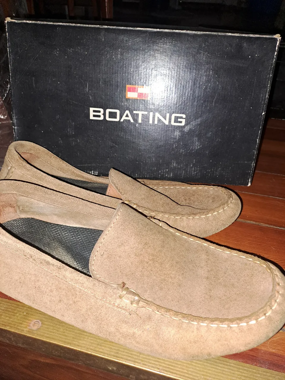 Mocasines de gamuza color tiza. Costuras blancas visibles en el borde superior.