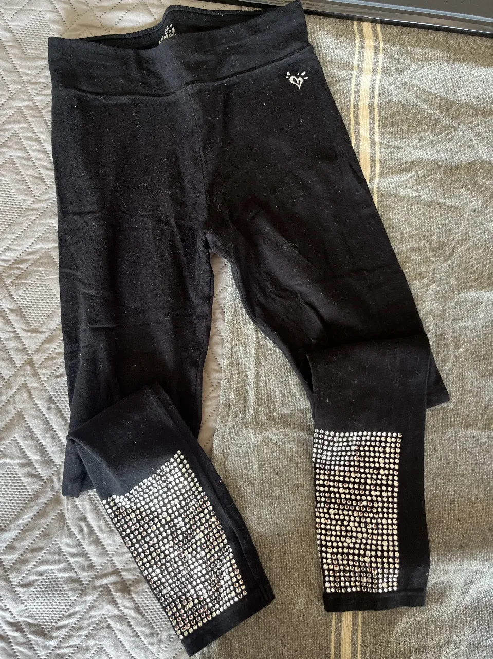 Calzas negras de niña con detalles de strass en los laterales. Talle 16 de la marca Justice. Ideal para un look casual y cómodo.