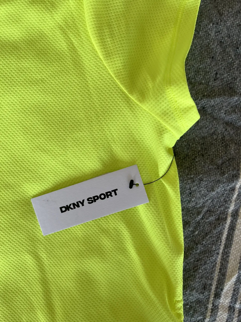 Remera DKNY - Vista 3