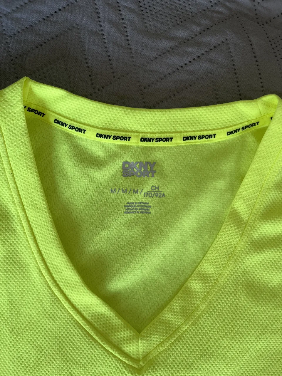 Remera DKNY - Vista 2