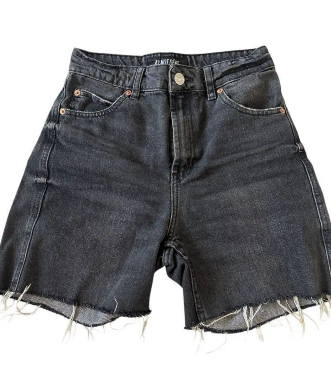Short de jean negro con corte desflecado. De Ay Not Dead talle 36. Tiro alto, ideal para un look casual y moderno. Medidas: de cintura 33cm, de largo total 41cm y de tiro29,5cm aprox.