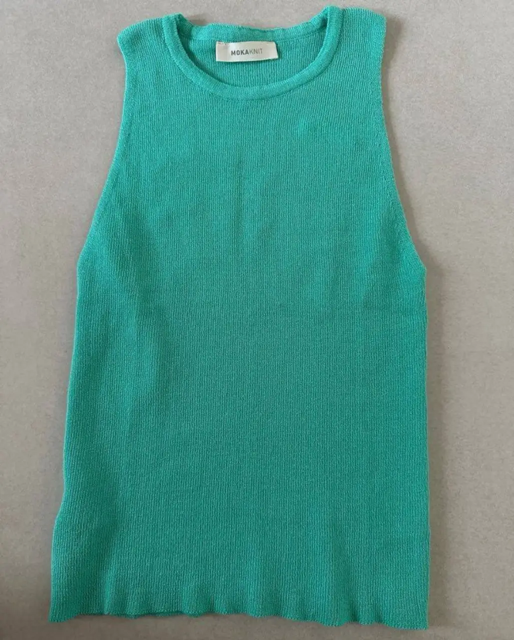 Musculosa de tejido de punto en color verde agua. Talle único, puede ser S o M. No tiene uso!