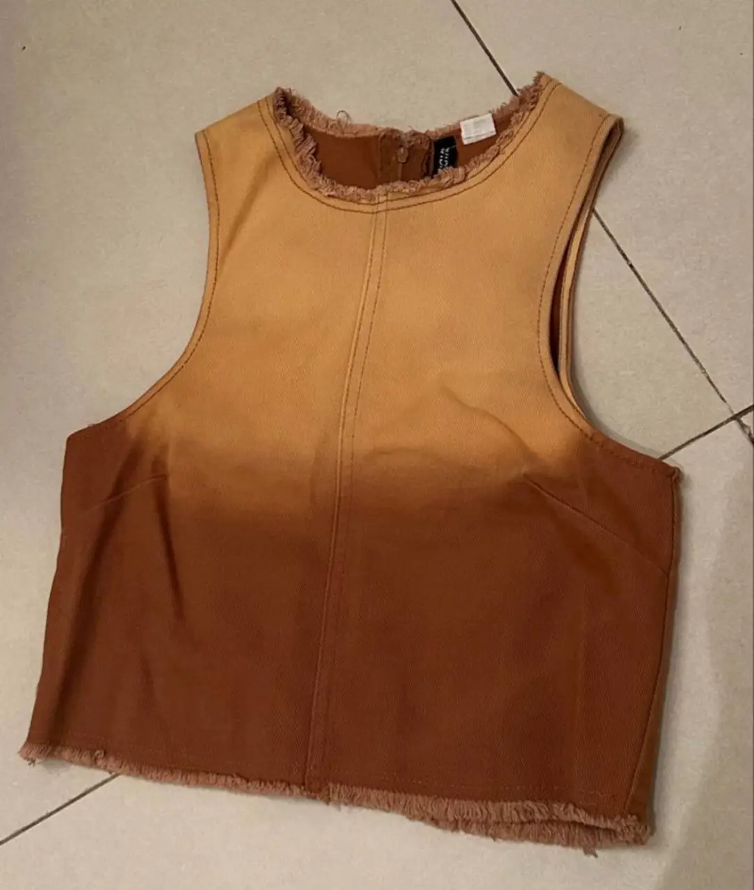 Top sin mangas con color degradado. Confeccionado en tela de jean, ideal para un look casual y moderno. Sin uso, es talle XS/S