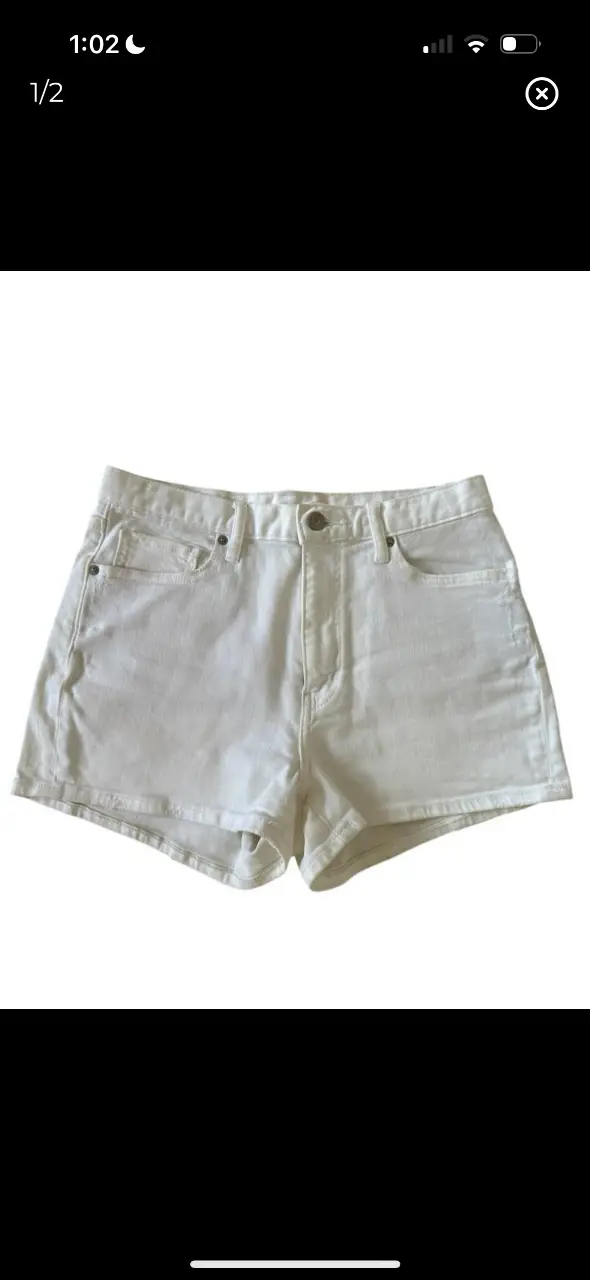 Short de jean blanco tiro medio/alto, ideal para el verano.  Perfecto para un look casual y fresco. Tiene 36cm de cintura