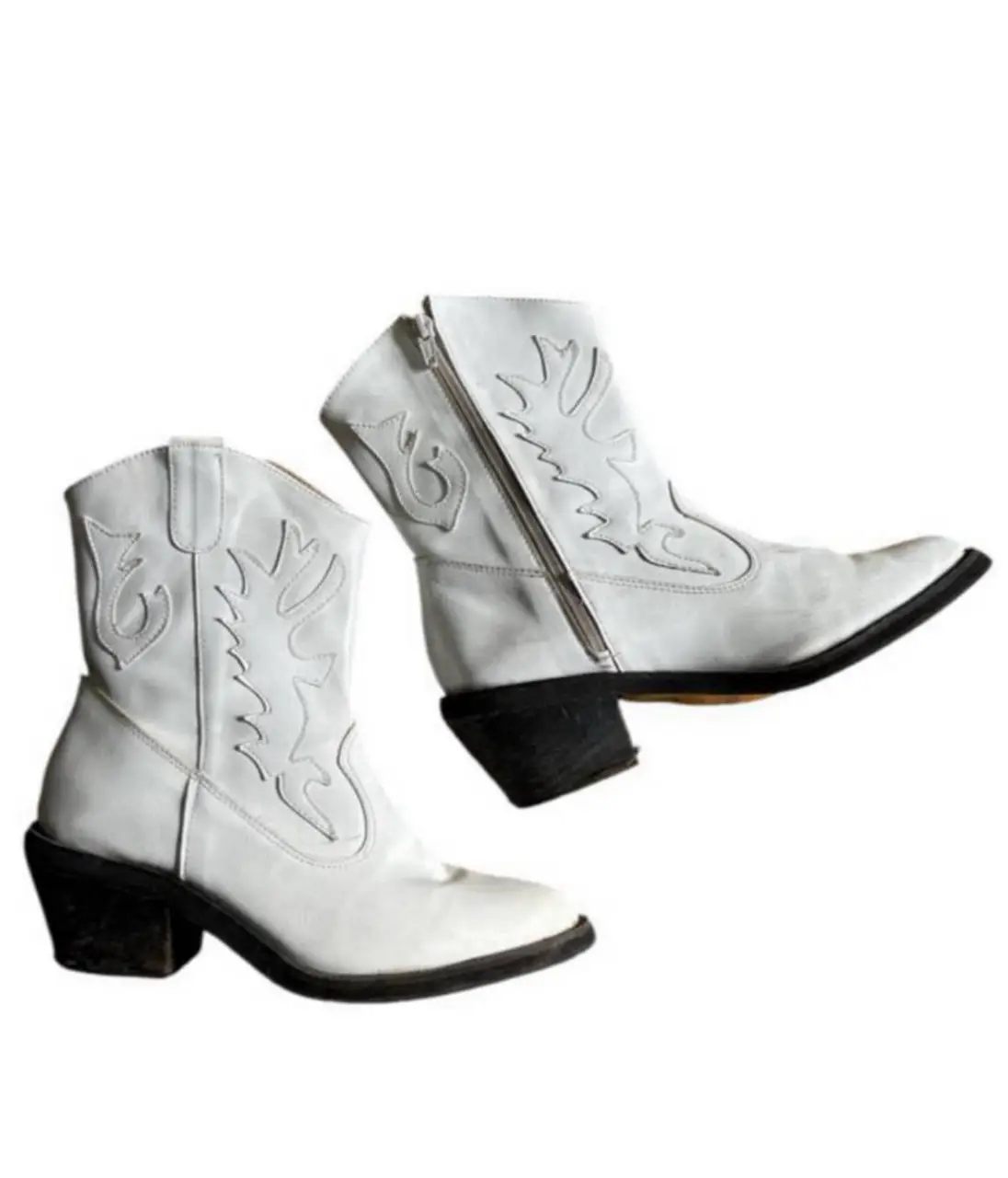 Botas texanas blancas con detalles calados y cierre lateral. Taco negro. Ideales para un look canchero y con onda. Talle 37 y 6 de usa