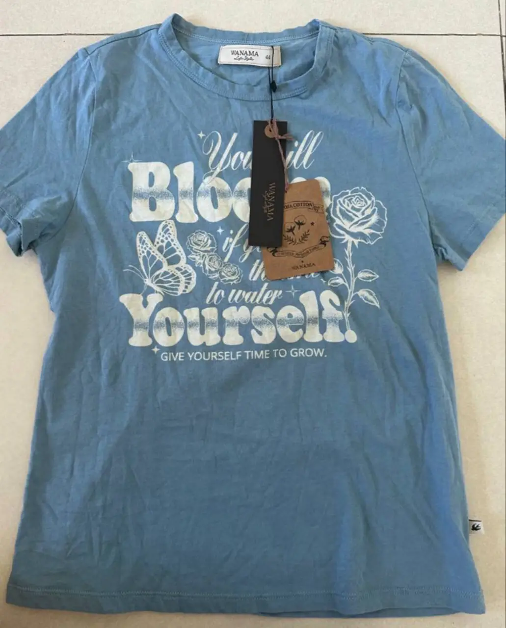 Remera Wanama de mujer celeste con estampado.  Ideal para un look casual y cómodo. Nueva, con etiqueta. Talle L 