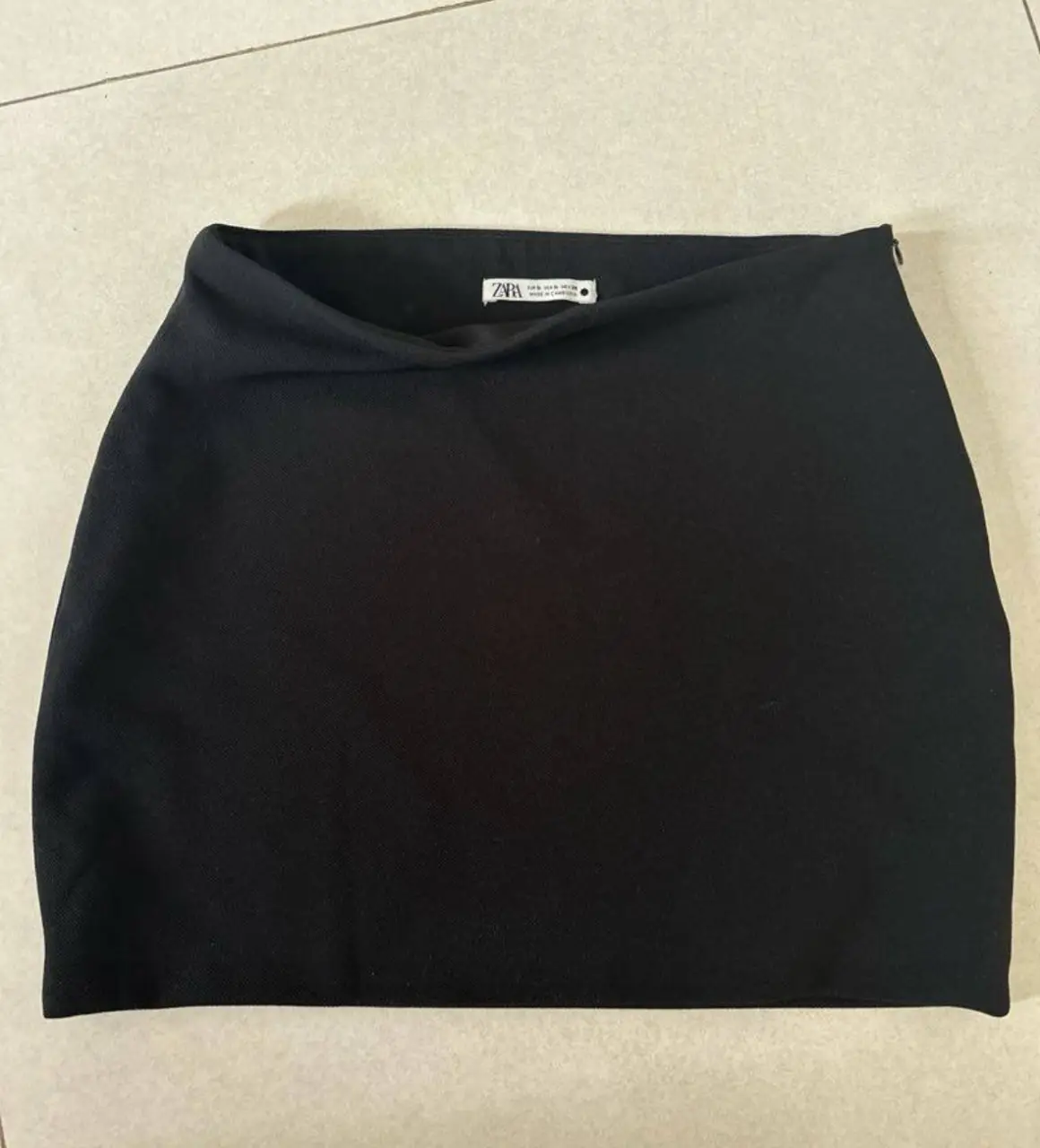Minifalda negra de Zara, ideal para un look elegante y versátil. Confeccionada con un tejido de calidad. Talle S, tiro alto/medio. Sin uso. Medidas: largo 35cm, caderas 42cm y de cintura 34cm. De todos modos se estira un poco!