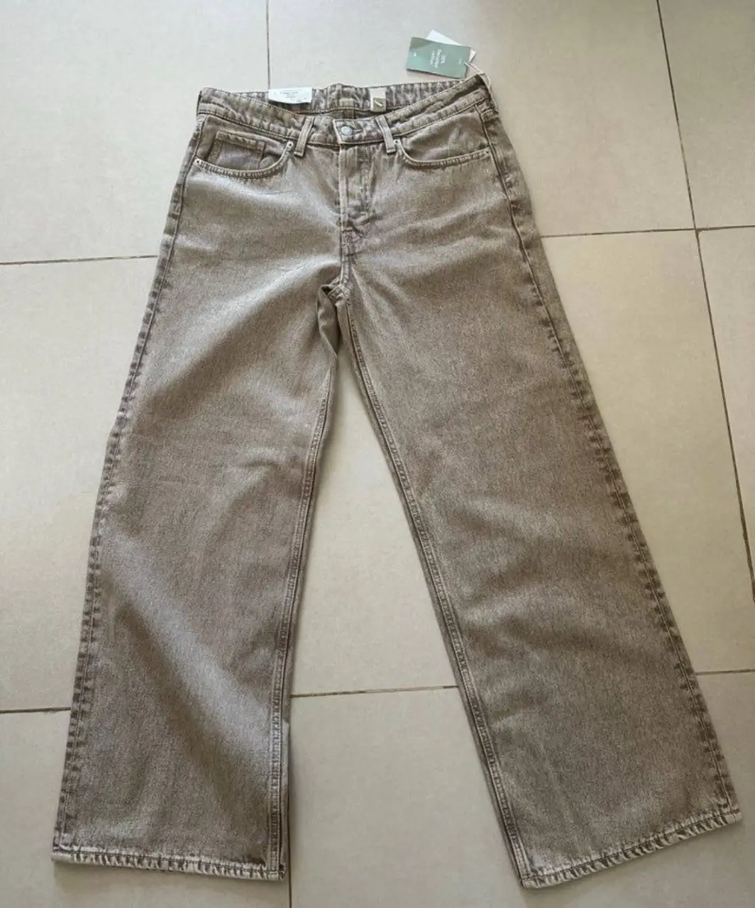 Jeans  nuevo con etiqueta de H&M. Color marrón gastado , tiro bajo y corte baggy wide. Ideal para un look casual y cómodo.