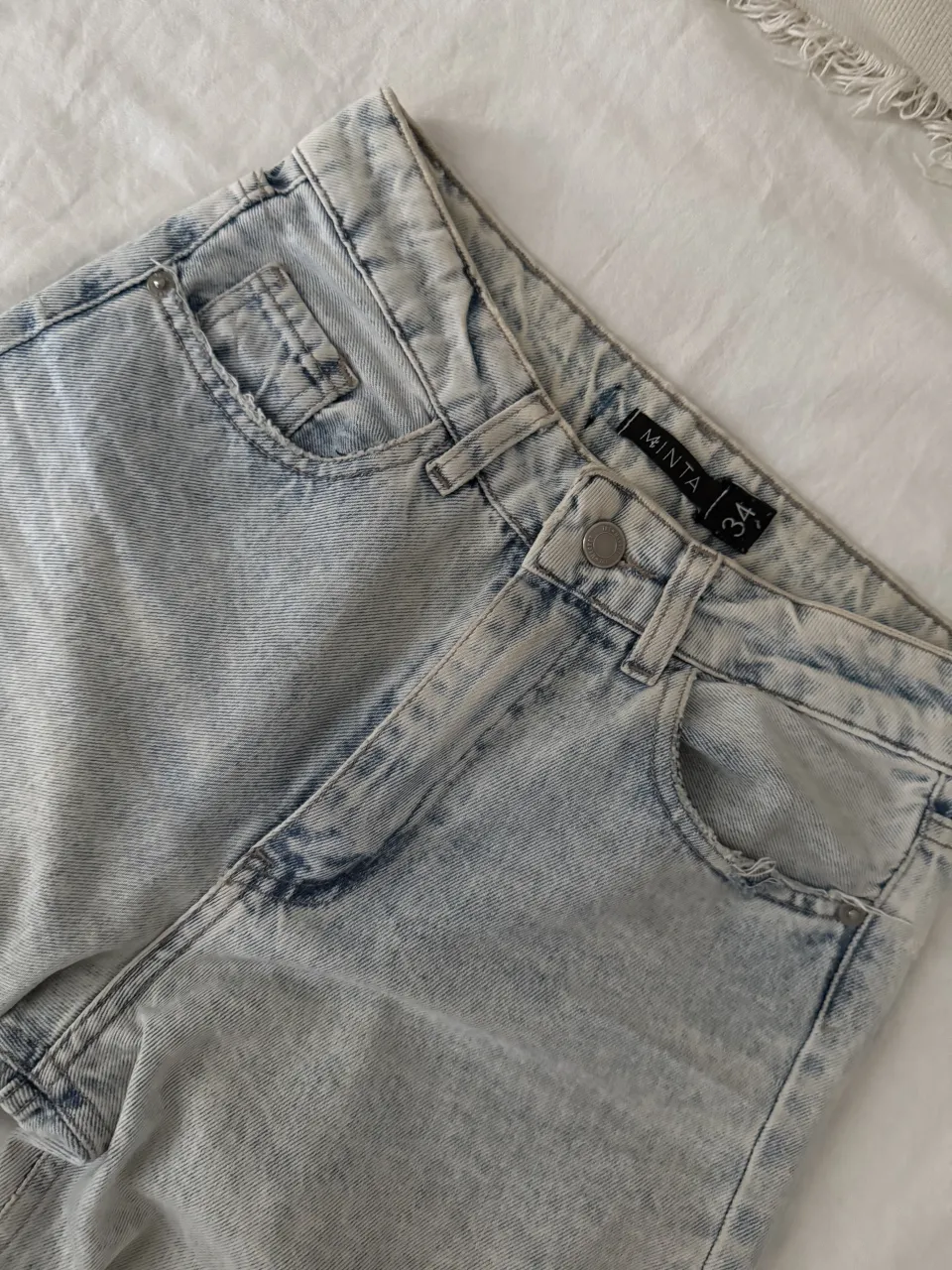 Jeans tiro alto, estilo wide leg, con roturas y lavado súper canchero. Ideales para un look moderno y relajado.