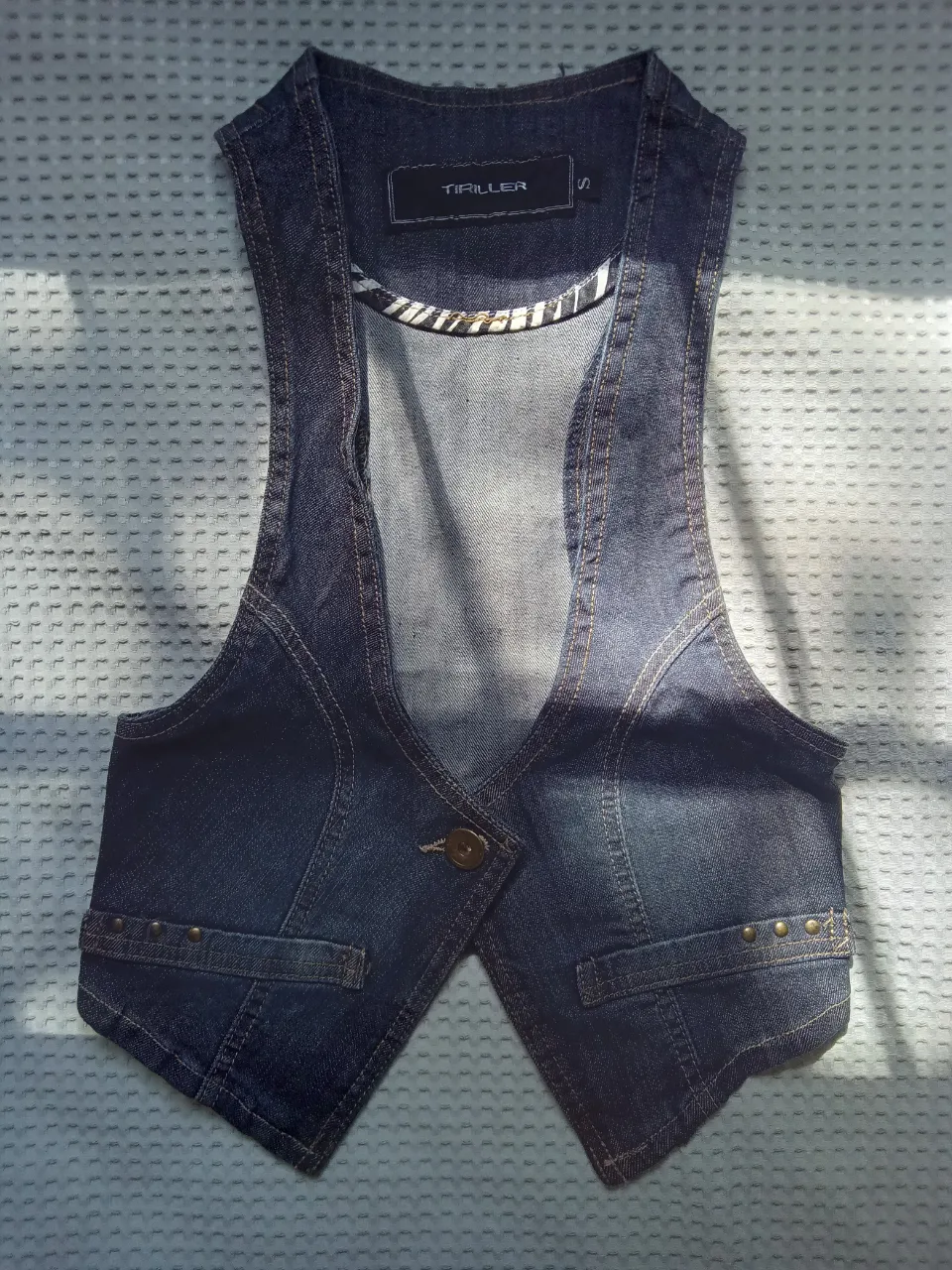 Chaleco de jean 
alto 49cm
ancho 32cm