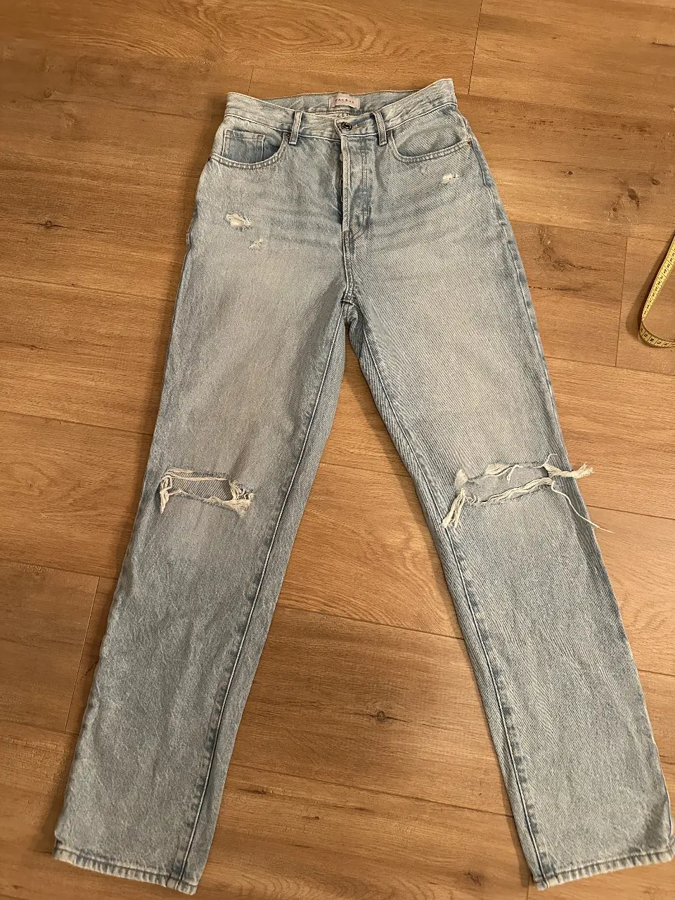Jeans de mujer, tiro alto, con roturas en las rodillas. Corte recto, ideal para un look casual y moderno. Marca Pacsun.