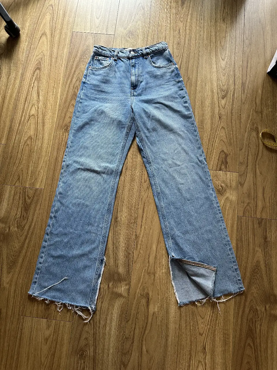 Jeans rectos de mujer, tiro alto, con roturas en las rodillas y en el bajo. Un clásico para cualquier ocasión.