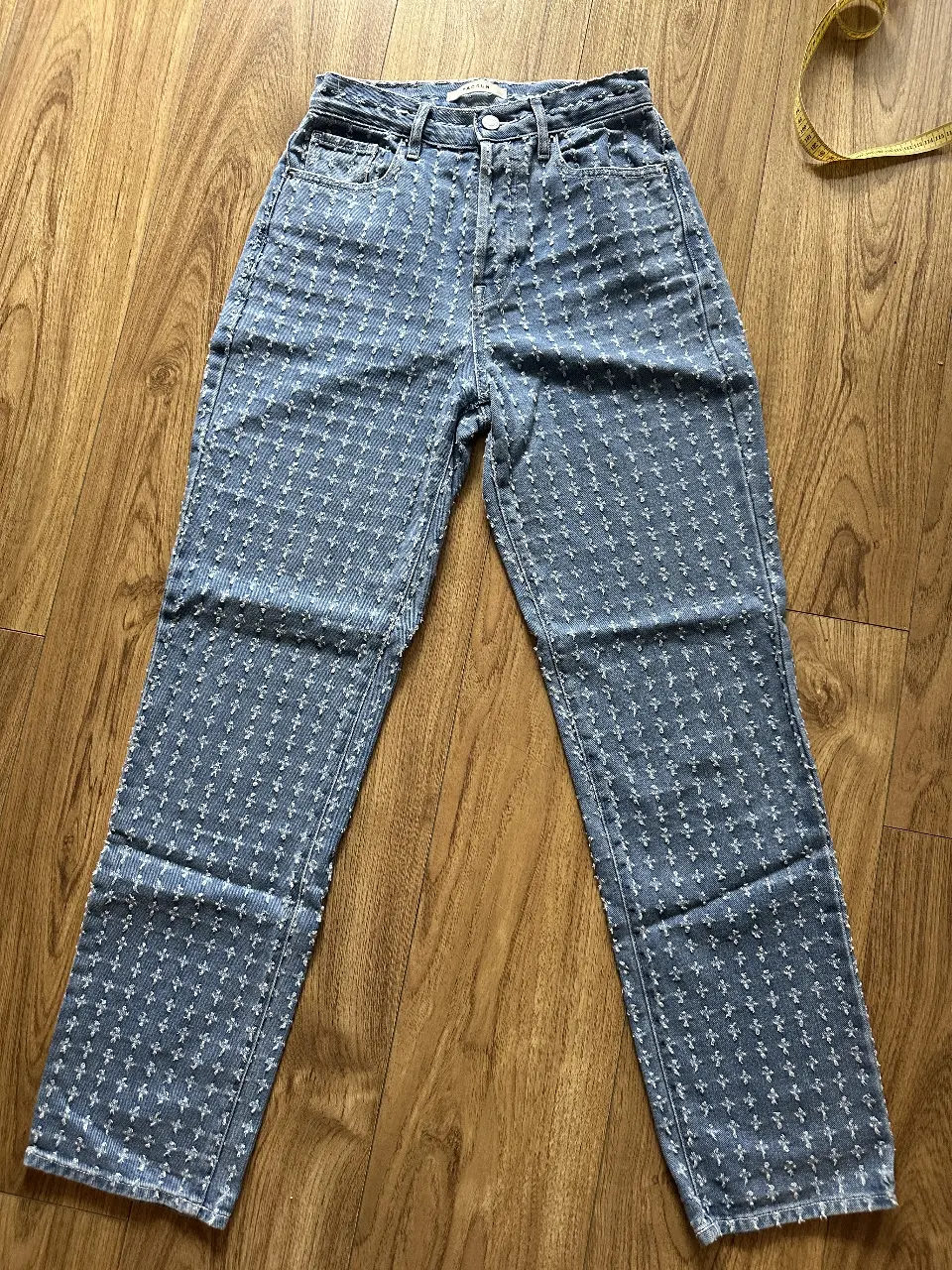 Jeans de mujer, tiro alto, con diseño de flores en relieve. Pacsun. 