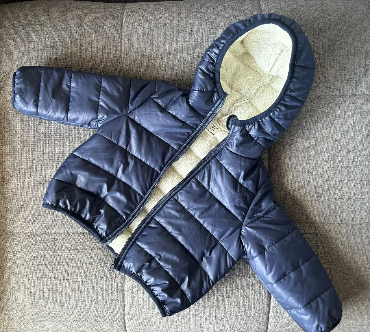 Campera acolchada azul para niño con capucha y forro interior corderito. Está mal etiquetada la prenda y es talle real 9-12 meses. NUEVA SIN USO.