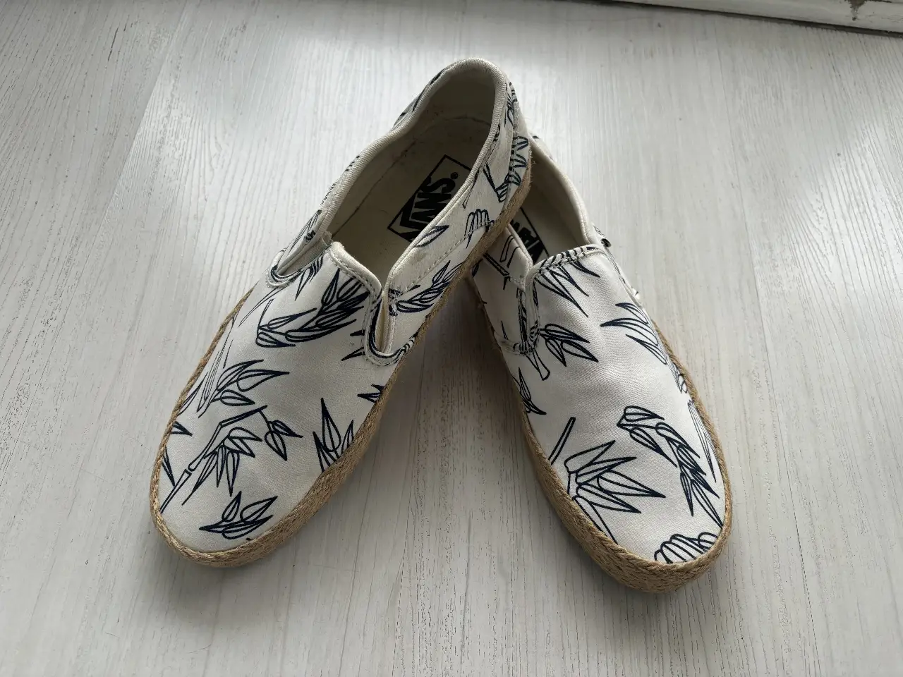 Panchas Vans Slip-On con estampado de hojas en blanco y azul marino. Suela waffle de goma, con detalle lateral de yute.  Excelente estado, muy poco uso.
