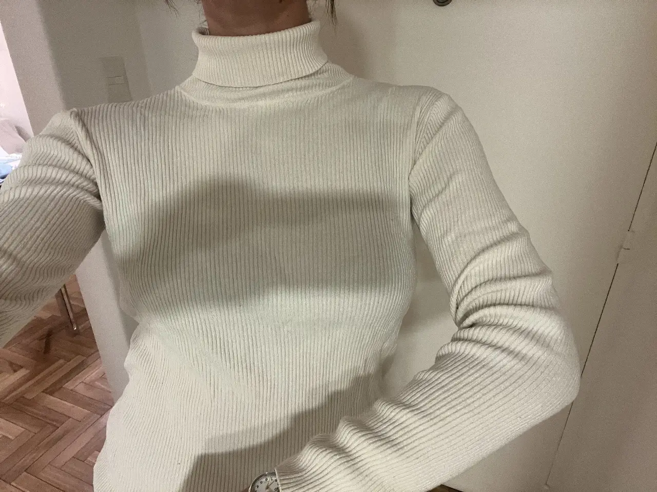 Sweater fino de cuello alto de tejido acanalado, color blanco, ideal para un look casual y versátil. Perfecta para combinar con jeans o pantalones de vestir.