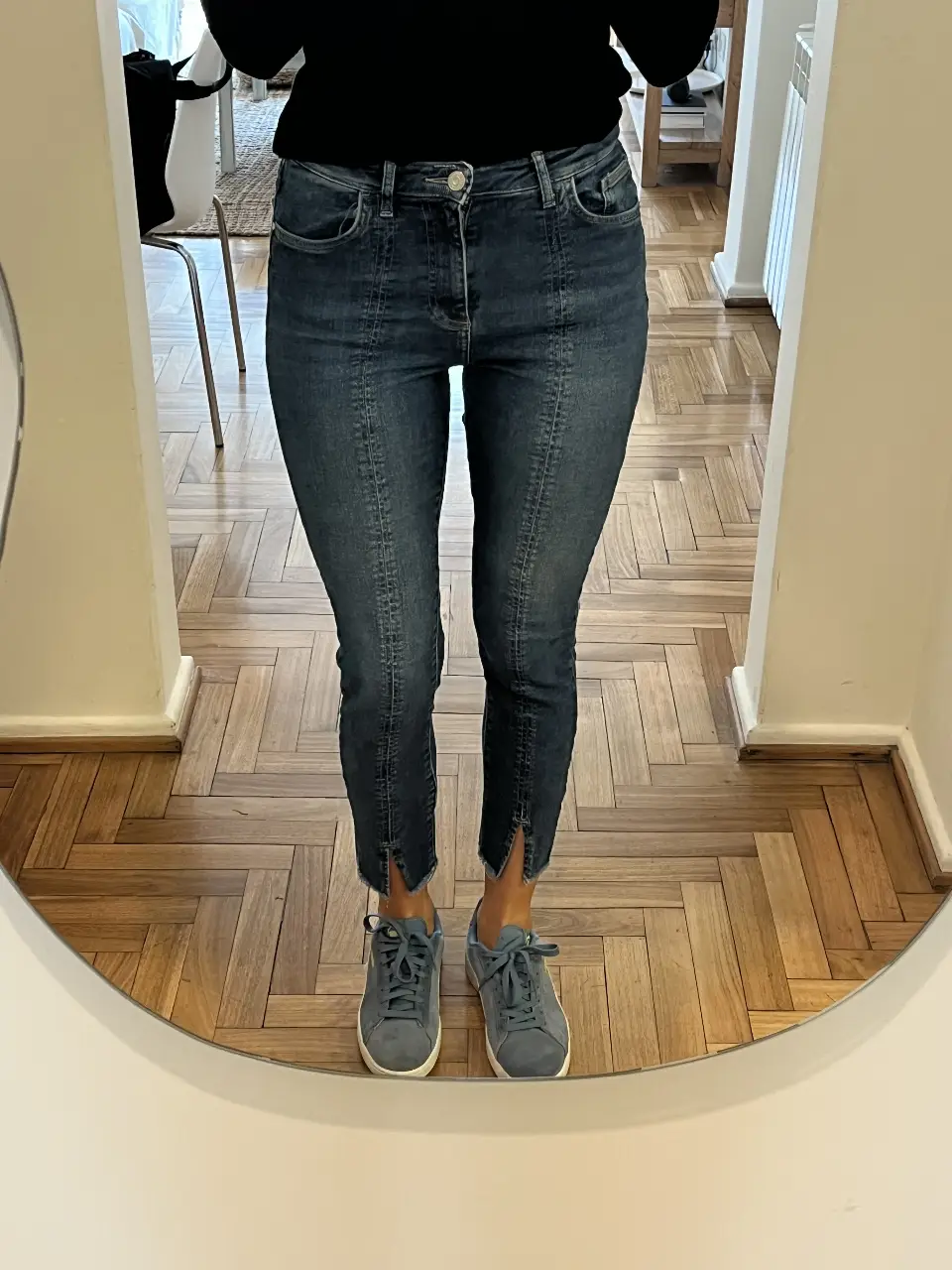 Jeans de mujer Zara, tiro medio, con detalle de costura en la parte delantera y abertura en el tobillo. Talle 6 US, 38 EUR, 28 MEX. Hecho en Argentina.