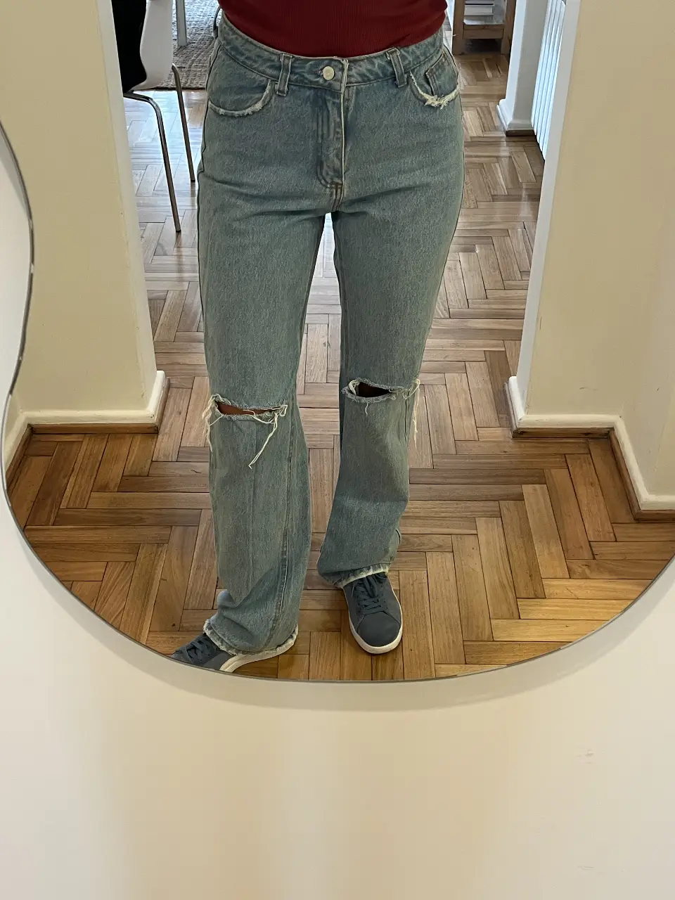 Jeans de mujer, tiro alto, con roturas en las rodillas. Talle 28. Corte recto y holgado, ideal para un look casual y moderno. Puede parecer 26