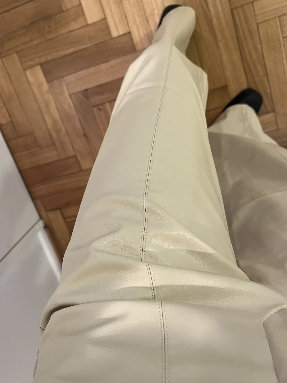 Pantalón sastrero de mujer, color crudo, de la marca Zara. Talle M. Tiro alto. Confeccionado en material sintético similar al cuero. Ideal para un look elegante y moderno.
