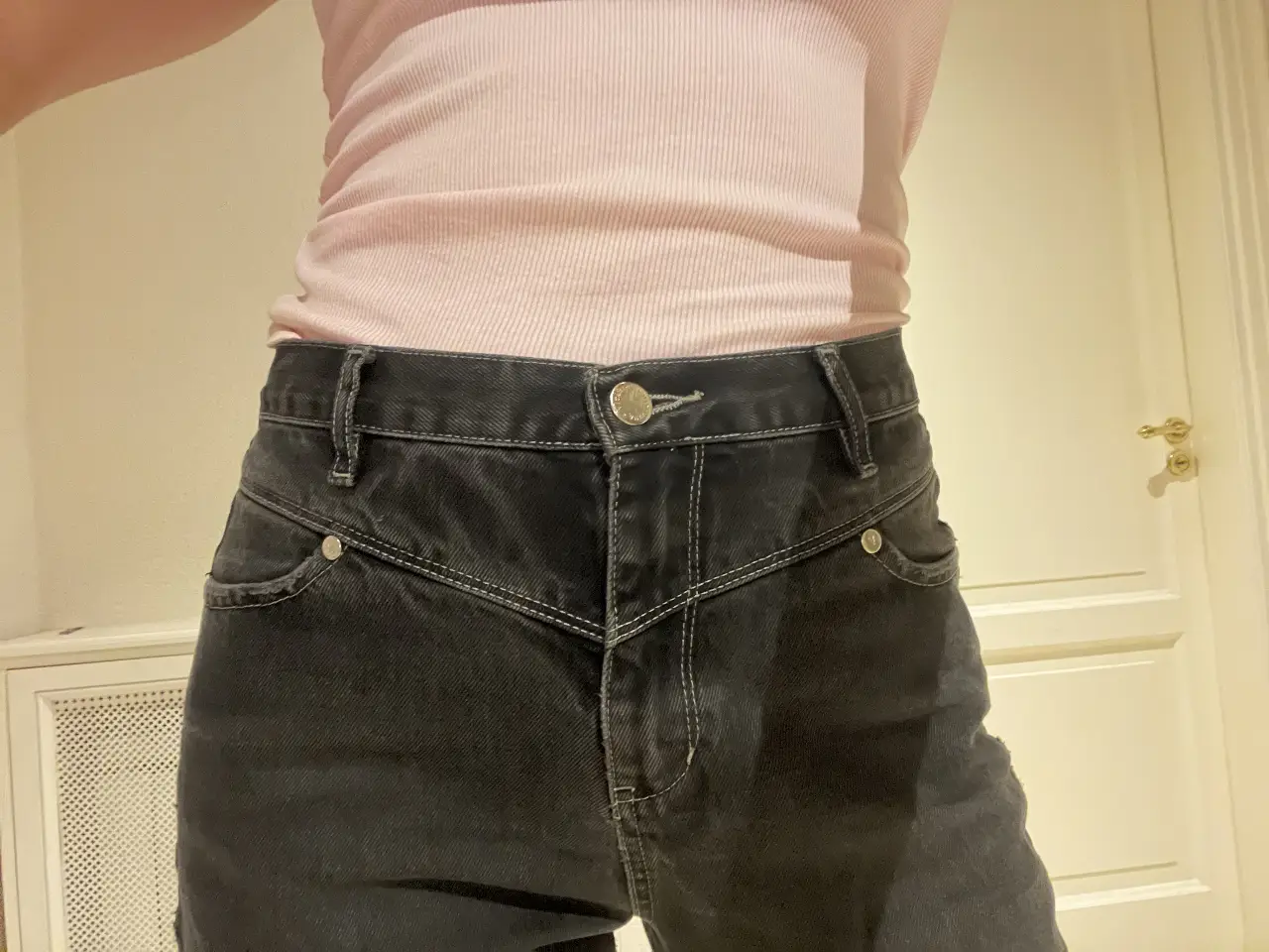 Jeans rectos de mujer, color gris oscuro, con detalles de costuras en blanco. Tiro alto y corte clásico. Marca Vitamin Jeans, talle 32. Podria ser 34